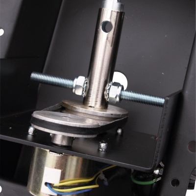 Mecanismo metálico com eixo cilíndrico em aço inox, parafusos e motor elétrico numa estrutura preta