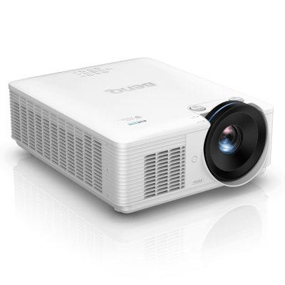 Projetor branco BENQ com lente preta e texto LASER BLUECORE 6,000 LUMENS 4K UHD