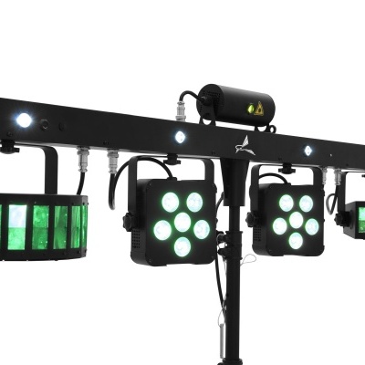 Sistema de iluminação para palco com luzes LED verdes e brancas montado em suporte tripé preto