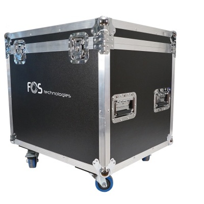 Caixa de transporte preta com armação metálica prateada e rodas azuis