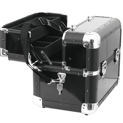 Estojo preto com cantos metálicos cromados e interior com divisórias.