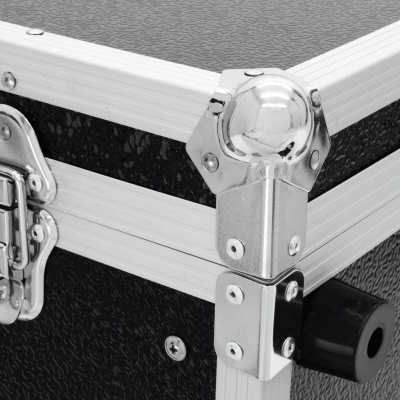 Mala rígida preta com cantos e fechos metálicos prateados