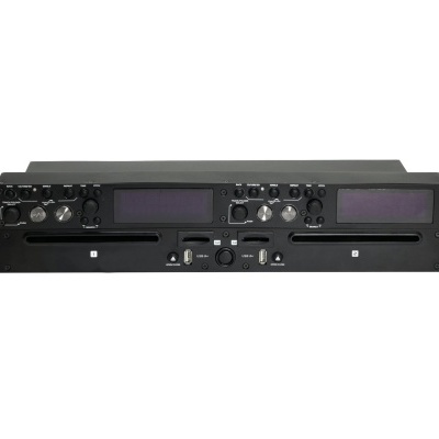 Equipamento áudio preto com botões e ecrãs digitais