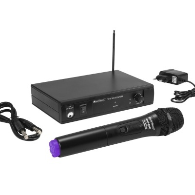 Microfone sem fios preto com acessórios