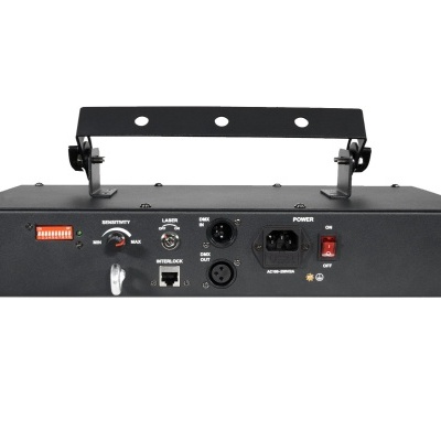 Dispositivo elétrico preto com entradas e suporte metálico na parte traseira