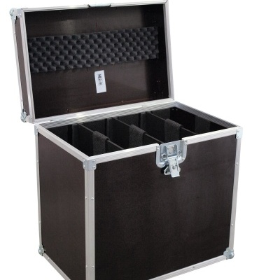 Mala de transporte preta com divisórias internas e tampa aberta