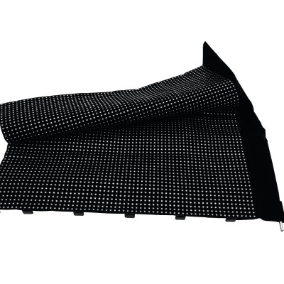 Tapete preto para carro com pontos brancos e bordas reforçadas