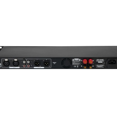 Equipamento eletrônico preto com conexões de áudio variadas e texto técnico na parte traseira