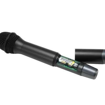 Microfone preto com tampa removida mostrando pilhas AAA