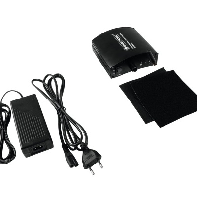 Conjunto adaptador corrente preto e fitas velcro sobre fundo branco