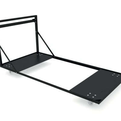 Estrutura metálica preta com rodas em fundo branco