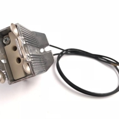 Conector elétrico metálico com cabos pretos em fundo branco