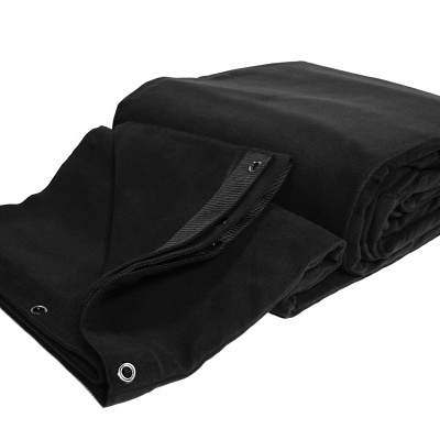 Lona preta com ilhós metálicos dobrada sobre fundo branco