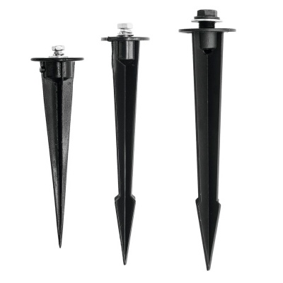 Conjunto de três picaretas de plástico preto com parafusos metálicos