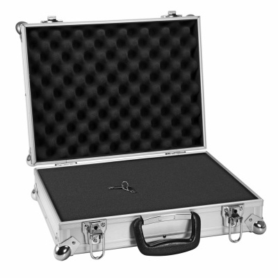 Mala de alumínio prateada aberta com interior acolchoado preto e gancho metálico