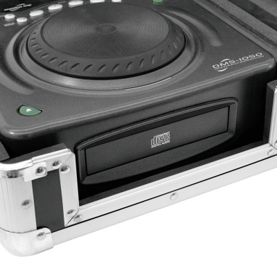 Consola DJ preta com botões brancos em caixa metálica reforçada