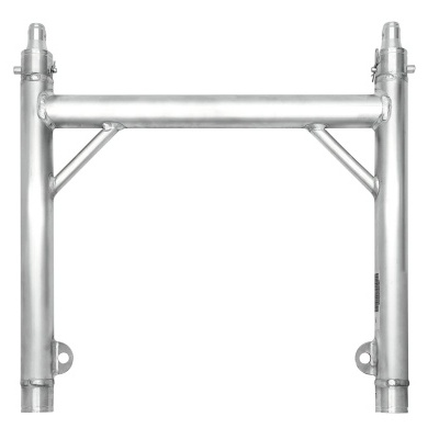 Estrutura metálica prateada tubular com suportes diagonais