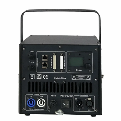 Unidade eletrónica preta com vários conectores e display digital