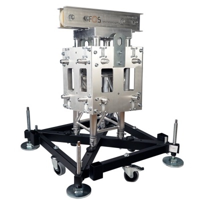 Estrutura metálica industrial em aço inoxidável com rodas e suportes ajustáveis