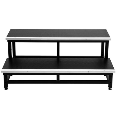 Escadote preto de dois degraus com estrutura metálica prateada