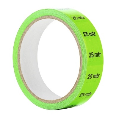 Rolo de fita adesiva verde neon com texto '25 mtr'