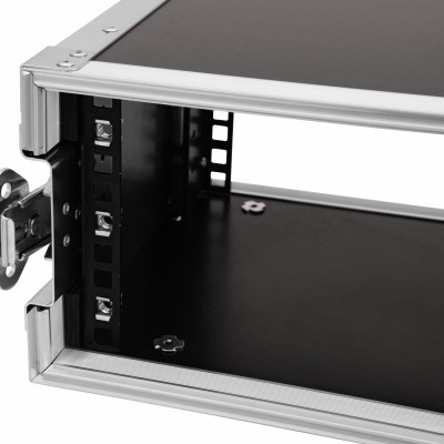 Estrutura metálica preta e prateada para equipamento com fecho