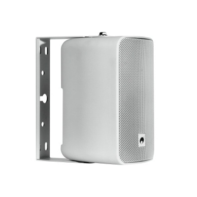 Coluna de som branca com estrutura metálica de parede em cinza