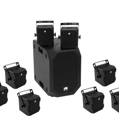 Conjunto de colunas de som pretas com suportes, fundo branco