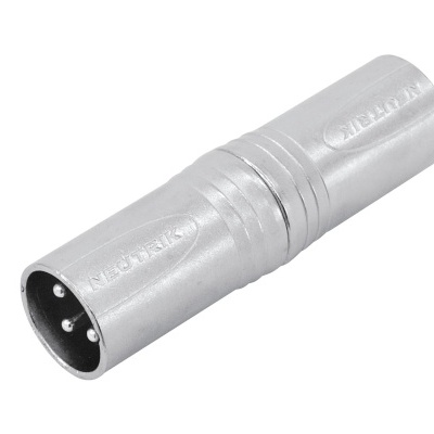 Conector XLR macho prateado em fundo branco