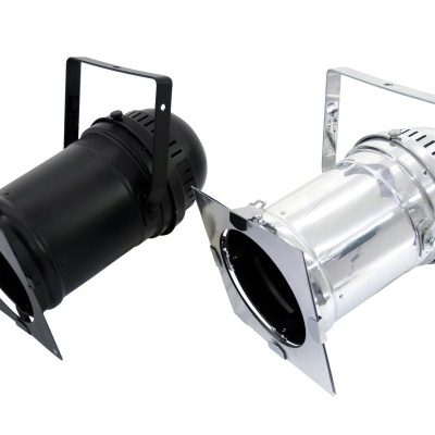 Dois refletores de luz profissionais, um preto e outro cromado, com ventoinhas e suportes de metal