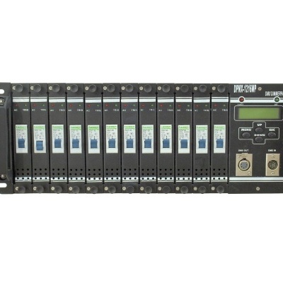 Painel eletrônico industrial preto com vários módulos e painel de controlo digital