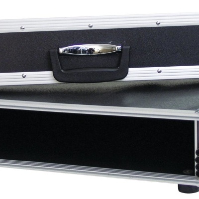 Mala de transporte preta com acabamento em alumínio e duas peças empilhadas