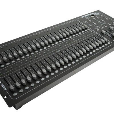 Mesa de mistura de áudio preta com 24 faders e botões