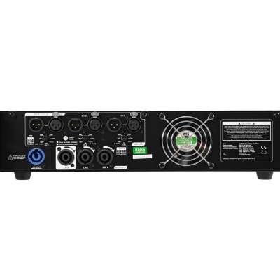 Parte traseira de amplificador de áudio preto com conectores e ventoinha