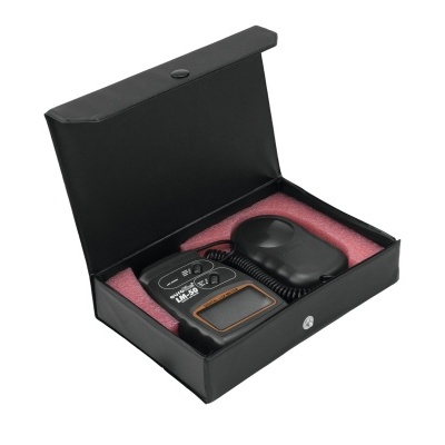 Conjunto de dispositivo eletrónico preto em estojo preto aberto com interior rosa