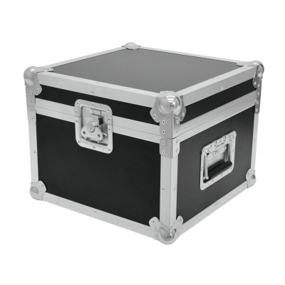 Mala de transporte preta com reforços metálicos prateados