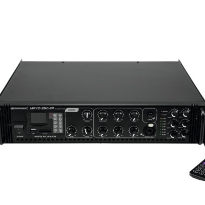 Amplificador de áudio preto com botões e comando remoto