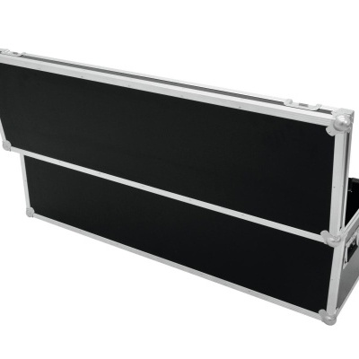 Maleta de transporte preta com estrutura metálica prateada e tampa aberta