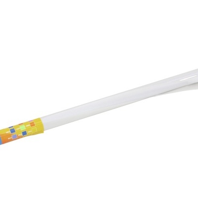 Palhinha de plástico branca com embalagem amarela na extremidade