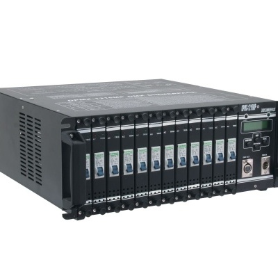 Equipamento rack eletrônico preto com múltiplos slots verticais e visor digital