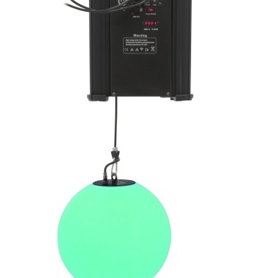 Dispositivo de iluminação preto com esfera luminosa verde e painel com botões