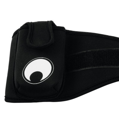 Cinta preta ajustável com fecho de velcro e compartimento frontal com símbolo circular.