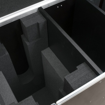 Caixa rígida com interior em espuma preta compartimentada para transporte seguro