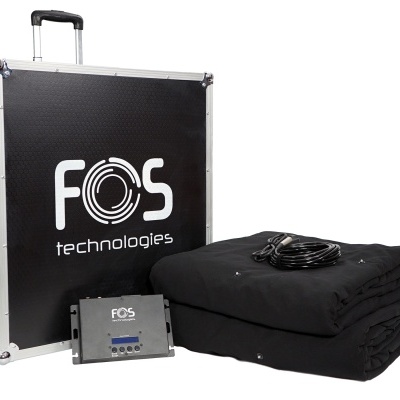 Conjunto de mala rígida preta com logo, painel eletrónico cinzento e tecido preto dobrado com cabo.