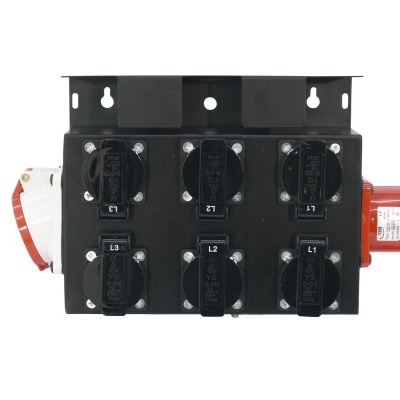 Quadro elétrico preto com tomadas e entradas de energia