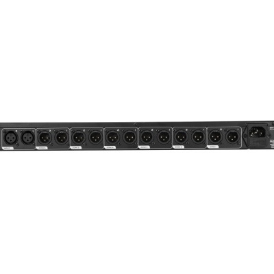 Painel traseiro preto com conectores XLR e entrada de alimentação IEC