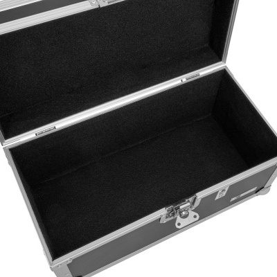 Estojo rígido preto com interior almofadado e cantos metálicos