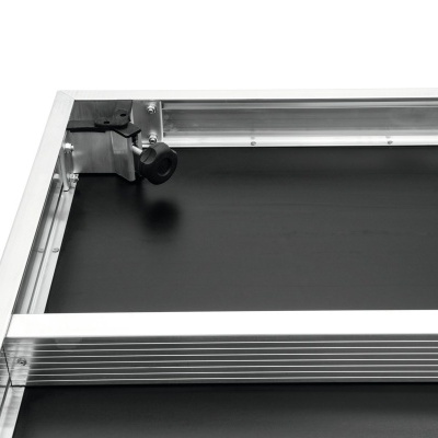 Estrutura metálica prateada com chapa preta e componente plástico