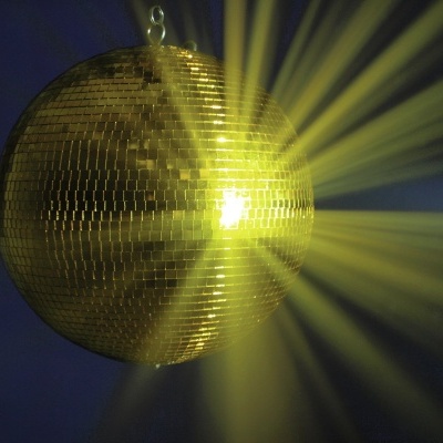 Bola de espelhos dourada refletindo luz