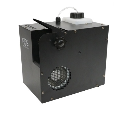 Máquina preta com depósito plástico branco e grelha circular frontal